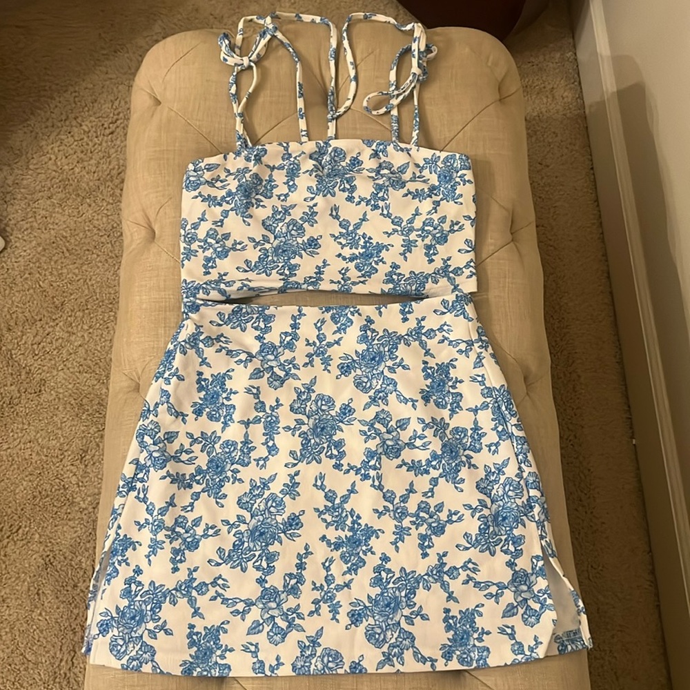 Blue and white floral skirt with matching crop top. Never worn. Size S